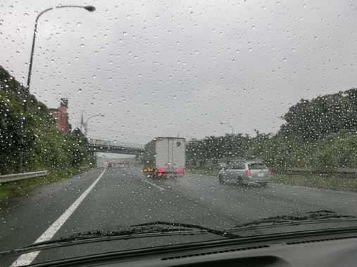 雨の高速道路走行で車のガラスを見やすくする方法