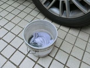 バケツ半分の水で車１台楽々洗車術