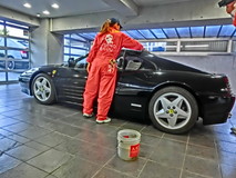 フェラーリ３４８tsの黒ボディをバケツ一杯の水洗い洗車