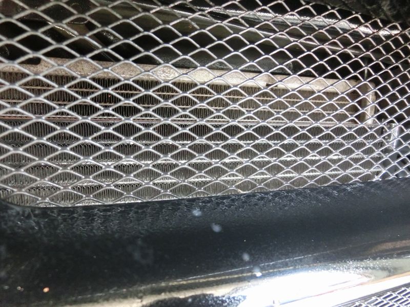 網の目になった車のメッシュグリルを綺麗にする方法
