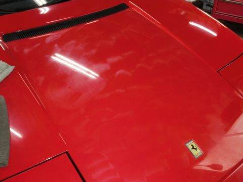 フェラーリのボンネットで見る塗装の輝きアップ仕上げ