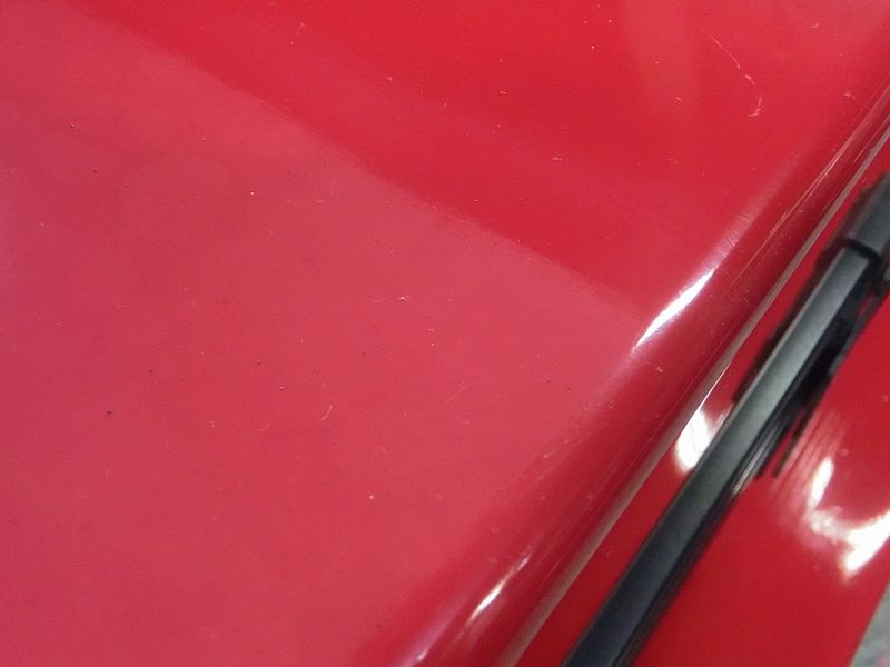 白く色褪せた赤い塗装の車で見るくすみ落とし方法