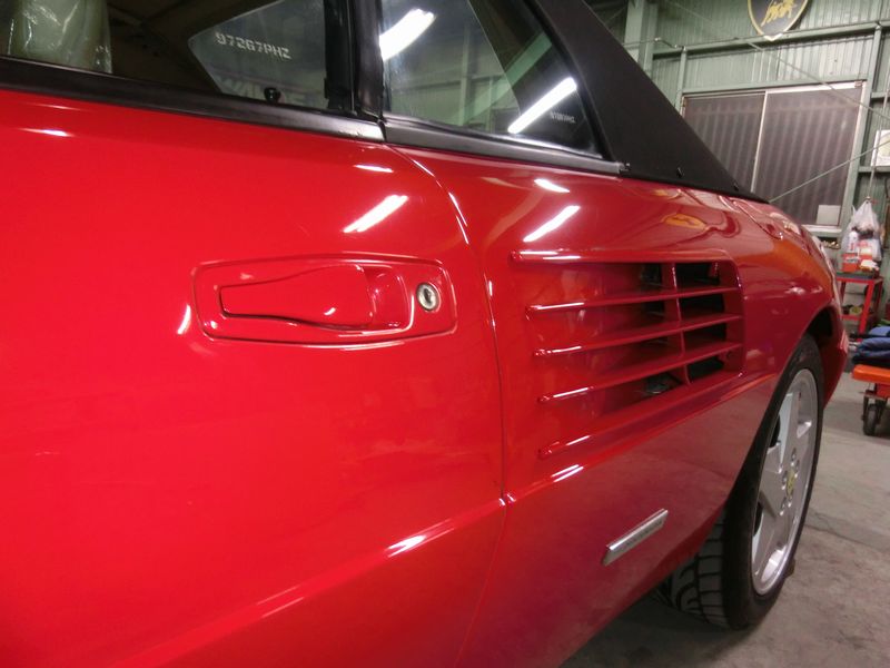 フェラーリ・モンデアル赤色塗装修復用の特殊ワックス