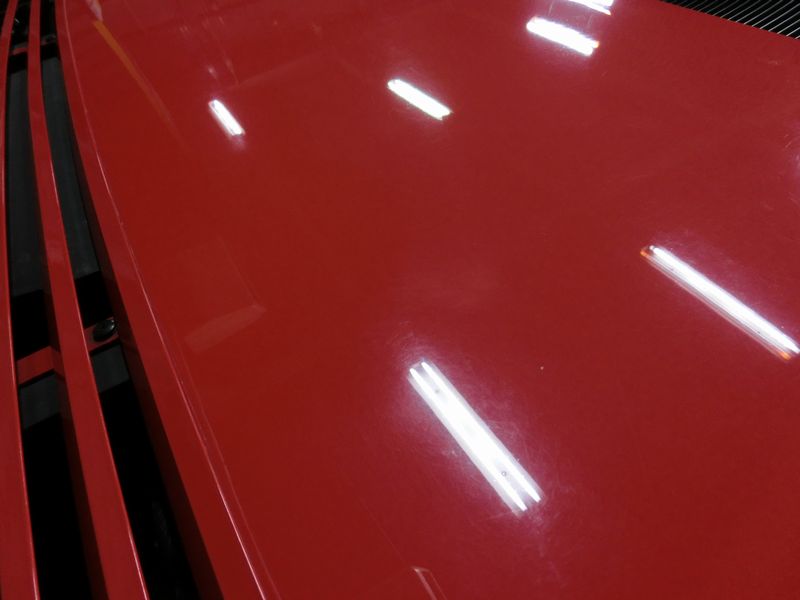 フェラーリ・モンデアルの赤色塗装を修復する仕上げ