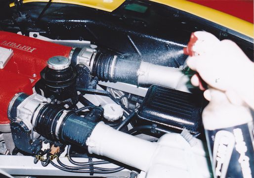 フェラーリ３６０で見る驚き効果のエンジンルーム・ケア