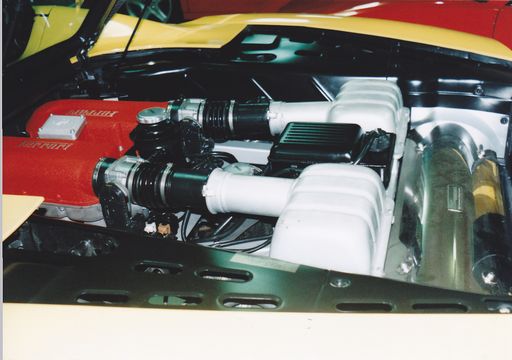 フェラーリF３６０エンジンルーム黒色パーツの美観ケア