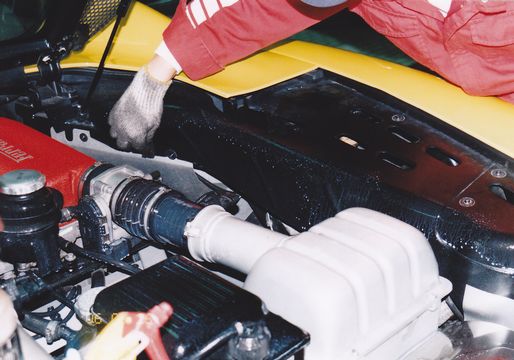 フェラーリF３６０で見るエンジンルーム黒色素材のケア