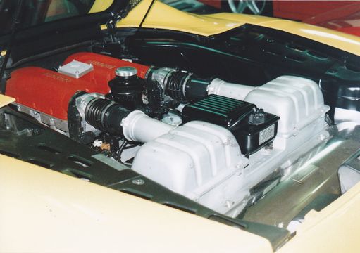 フェラーリF３６０エンジンルーム黒色素材の美観ケア
