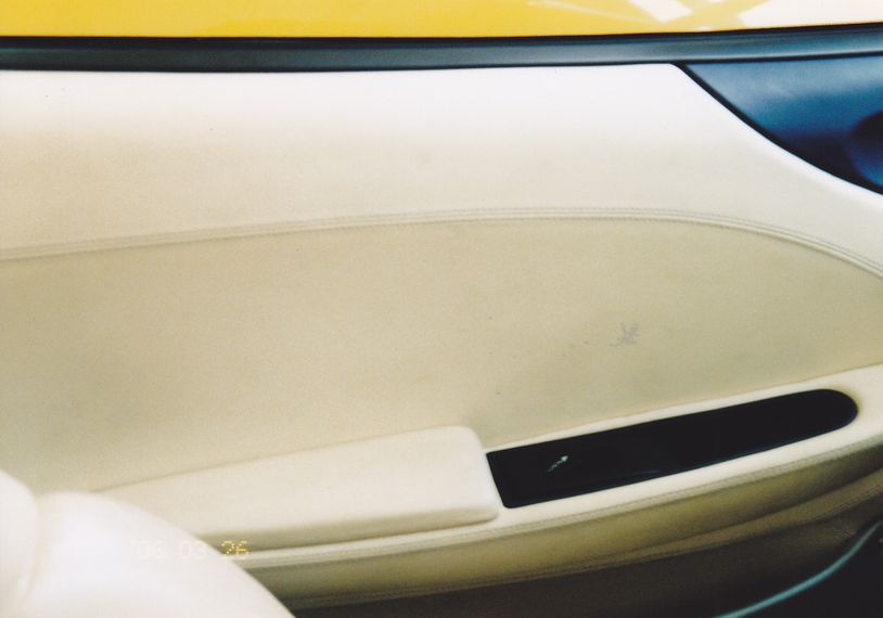 車のドア内張りオフホワイト・レザーの汚れ落とし方法