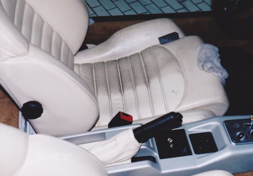車の革張りシートの汚れ落としに役立つ手入れ方法