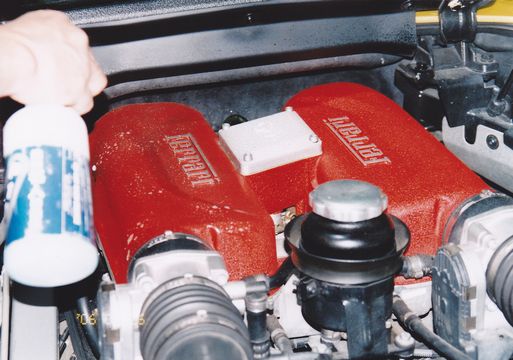 フェラーリF３６０のエンジンルームをクリーティング・ケア