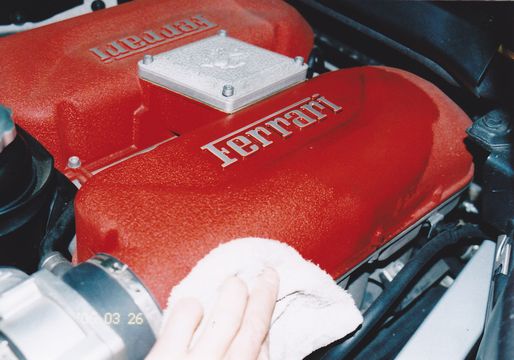フェラーリF３６０で見るエンジンルームのお手入れ方法