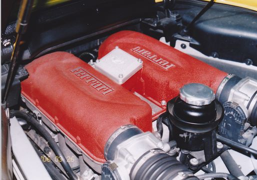 フェラーリF３６０の赤いエンジン・ヘッドカバーのお手入れ