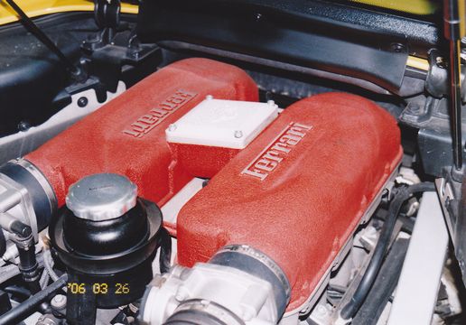フェラーリF３６０の赤いエンジン・ヘッドカバーのケア