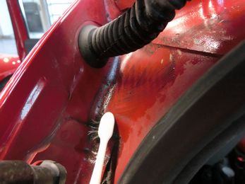 ザラザラした車の赤色塗装から汚れを取り除くコツ