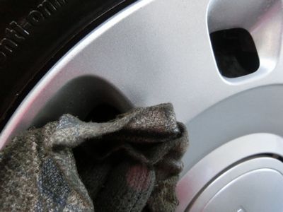 車のホイール汚れを簡単に取り除く便利な方法とコツ