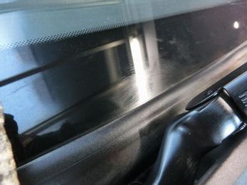 車のワイパー周囲の黒色箇所を綺麗にする方法