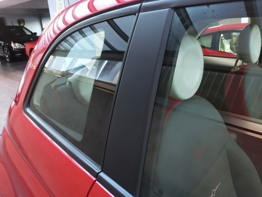 車の黒い窓枠ピラーのお手入れ方法とコツの解説