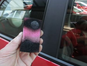 車の黒い窓枠ピラーのお手入れ方法とコツの参考例