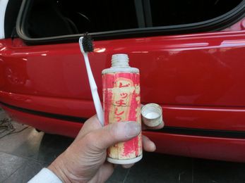 車の隙間から固まったワックスを簡単に取り除く方法