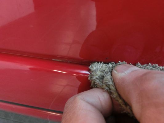 車の溝に白く固まったワックスを取り除く便利な方法