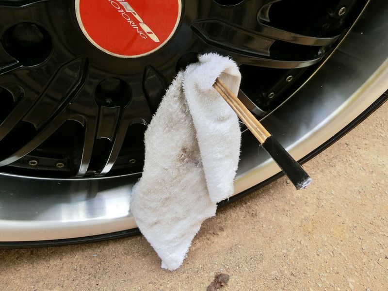 水を掛けずに汚れた車のホイールを綺麗にする方法
