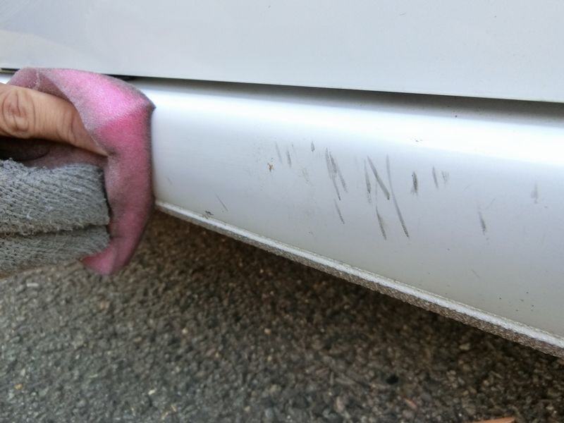 車の塗装を傷めずに擦り傷を落とすお手入れ方法