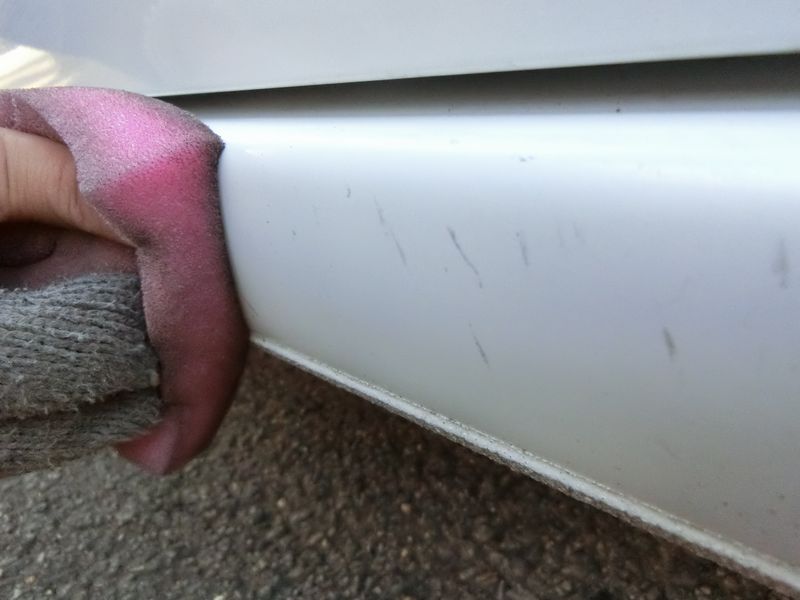 車の塗装が削り傷で色褪せない擦り傷消しの方法