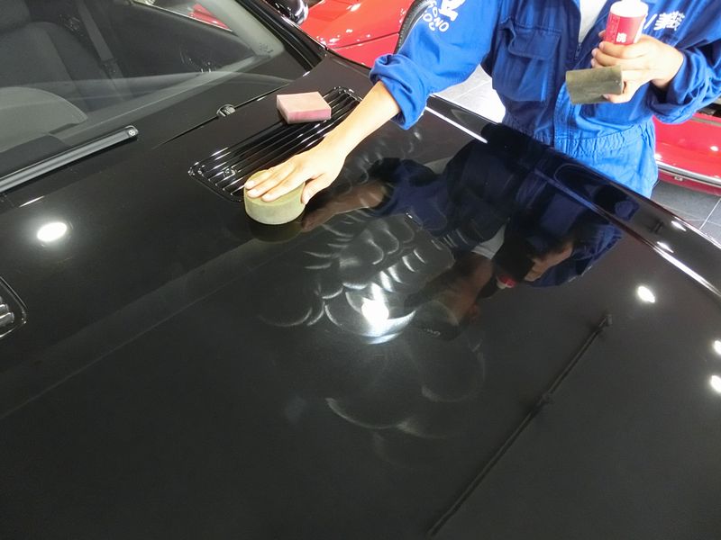 黒い車の洗車傷を消すベストなスポンジ塗りのコツ