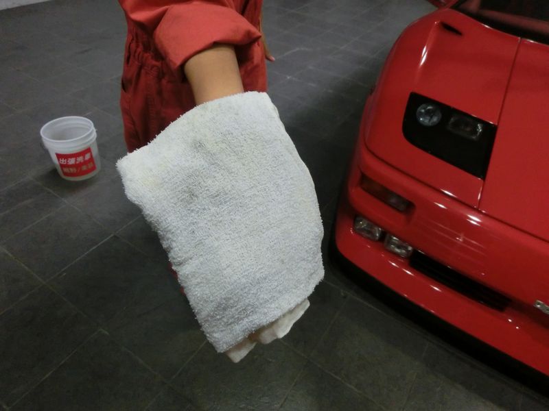 ランボルギーニをショールーム内で手洗い洗車可能