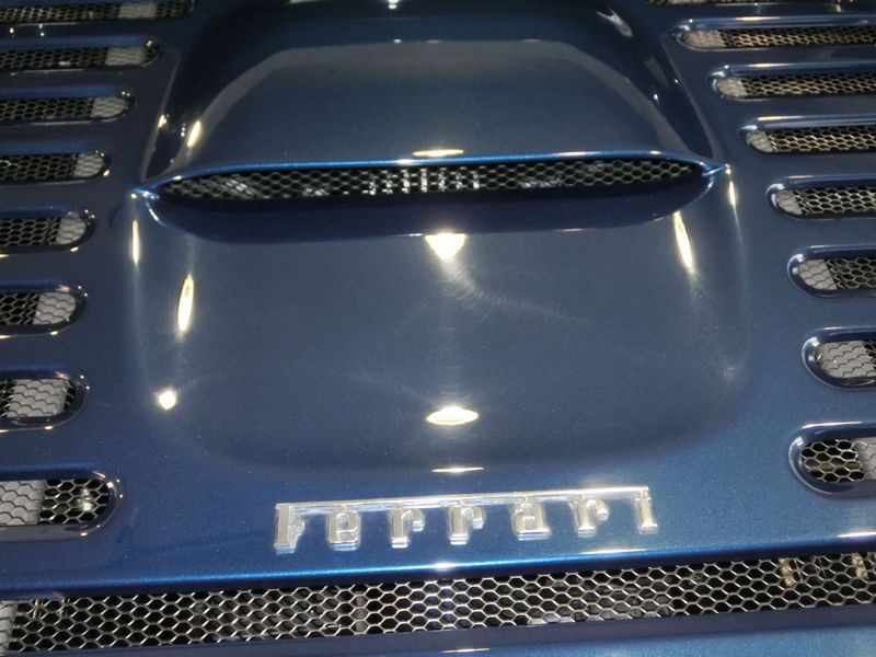 ブルーメタリックのフェラーリを美観に仕上げる磨き術