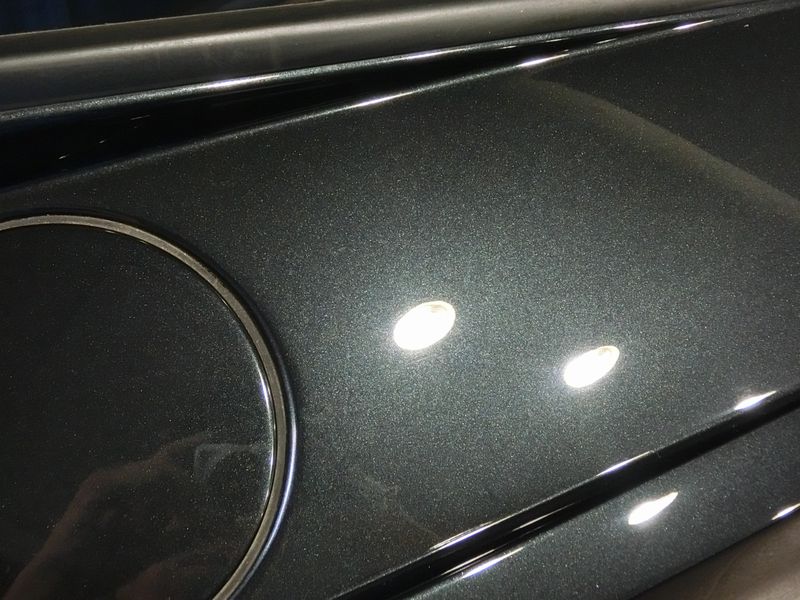 洗車傷が目立つ黒い車の塗装を美観に復元する方法