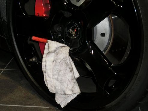 車の黒いホイールがタオル拭きだけで綺麗にする方法