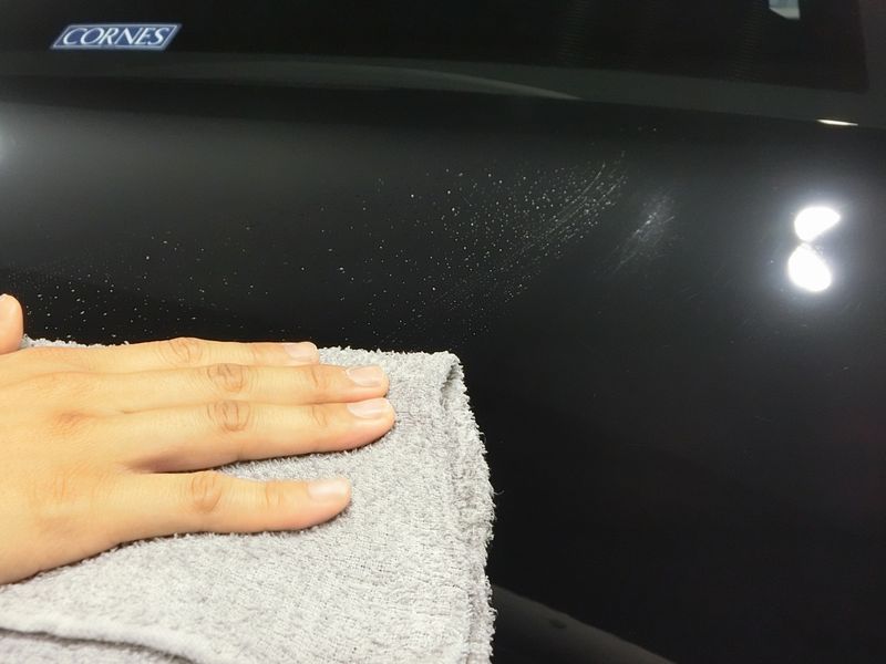 黒のロールス・ロイスで見る洗車仕上げのテクニック