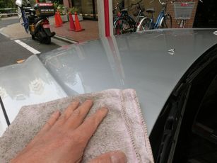 シルバー車のボンネット仕上げで見るタオル拭き資料