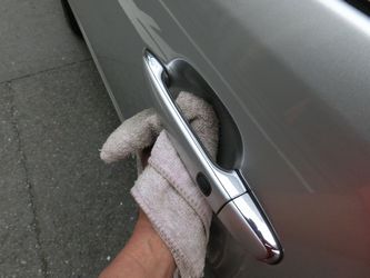 車のドア取っ手をタオル拭き仕上げで見る参考資料