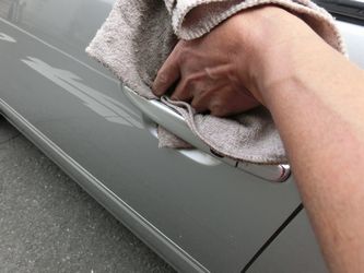 車のドア取っ手部分をタオル拭きで仕上げる参考資料