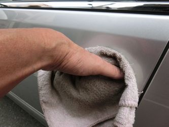 車のドア取っ手周りをタオル拭きで仕上げる参考資料