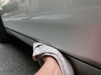 車の側面の溝をタオル拭きで仕上げる参考資料