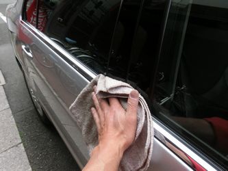 車のドアメッキ仕上げで見るタオル拭きのコツと方法