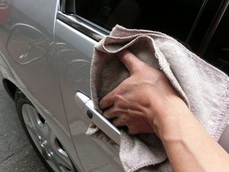 車のドア取っ手仕上げで見るタオル拭きのコツと方法