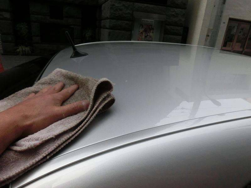 メタリック塗装の車に優しいタオル拭きのコツと方法