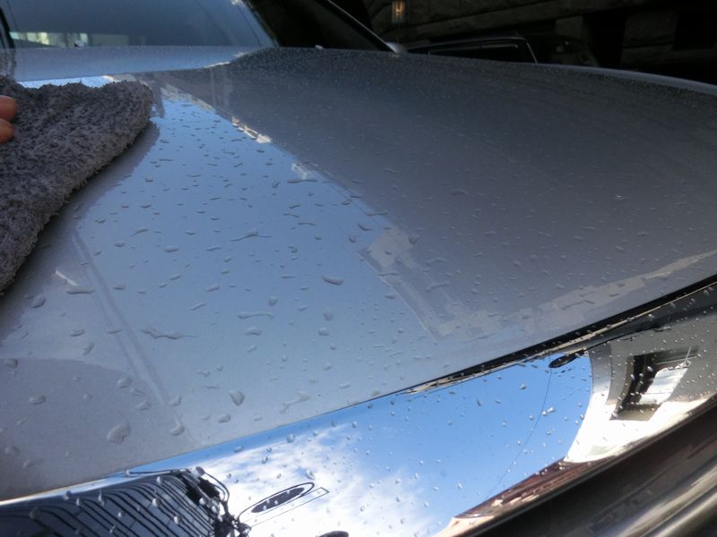 乾いた虫柄を車のボディから取り除く便利なタオル拭き