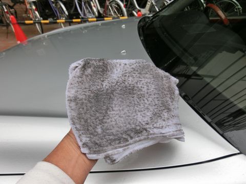 水洗いで車に付いた虫殻を簡単に落とす洗車方法