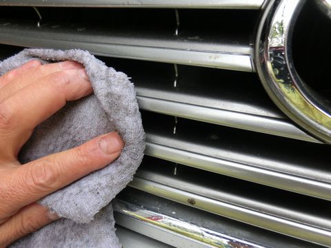 車から乾いた虫殻を簡単に洗い落とす便利な方法