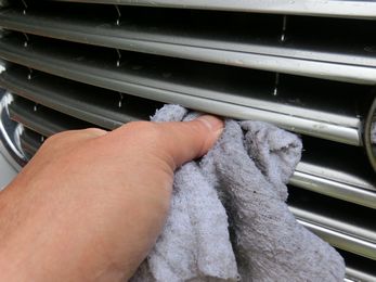 タオル洗いだけで車から虫殻を簡単に落とす方法