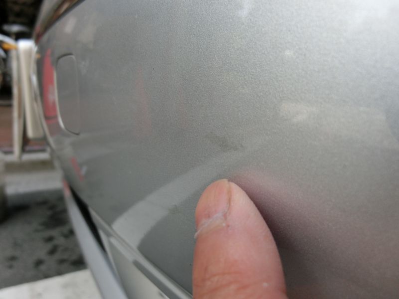 タオル拭きで簡単に落とせる車の虫殻除去の方法