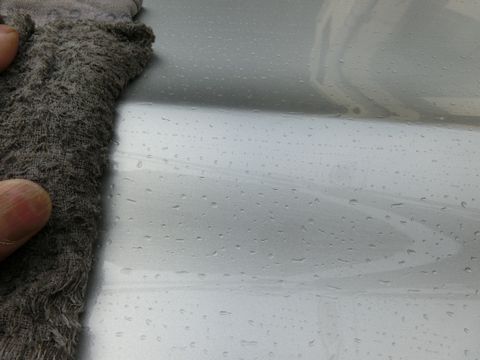 洗剤洗い無しにタオル拭きで車の虫殻を取り除くコツ