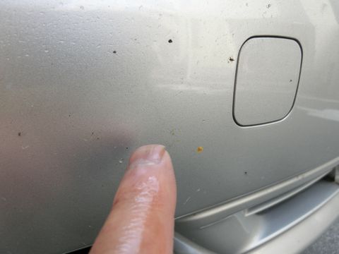車から虫殻を簡単に落とすお手入れに役立つ方法