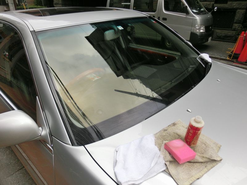 車のガラスから塗料を落とすお手入れ方法とコツ